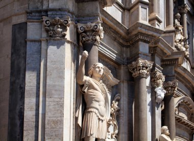 Catania / İtalya 'daki Sant Agata Katedrali' ndeki asker heykelinin yakın görüntüsü. Sütunlu cephesi, kubbeli çatısı, freskleri ve resimleriyle tanınan barok bir katedraldir..