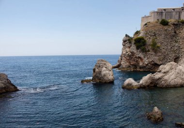 Dubrovnik 'in aşağısındaki kayalar ve Akdeniz manzarası. Hırvatistan 'ın güneyinde Adriyatik Denizi' ne bakan bir şehir..