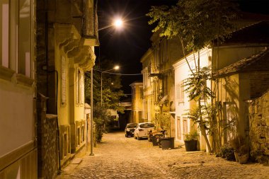 Eski Cunda (Alibey) adasındaki tarihi caddenin gece manzarası. Taş evler Ege mimari tarzını yansıtıyor.