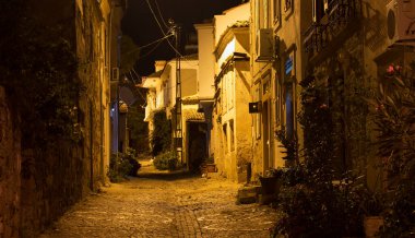 Eski Cunda (Alibey) adasındaki tarihi caddenin gece manzarası. Taş evler Ege mimari tarzını yansıtıyor.