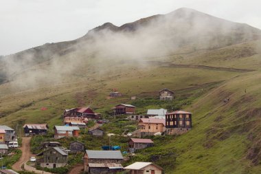 Gito adında bir dağ (yüksek plato) köyü, cam tarlası ve sis. Fotoğraf, Türkiye 'nin kuzeydoğusunda yer alan Karadeniz bölgesinin Rize bölgesinde çekildi..