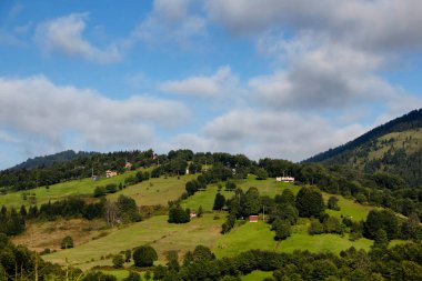 Yüksek plato köyü, dağlar ve orman manzarası güzel bir doğa manzarası yaratıyor. Fotoğraf, Türkiye 'nin kuzeydoğusunda yer alan Karadeniz bölgesinin Trabzon / Rize bölgesinde çekildi..