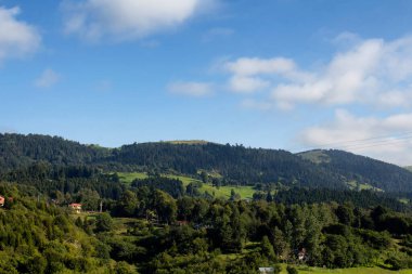 Yüksek plato köyü, dağlar ve orman manzarası güzel bir doğa manzarası yaratıyor. Fotoğraf, Türkiye 'nin kuzeydoğusunda yer alan Karadeniz bölgesinin Trabzon / Rize bölgesinde çekildi..