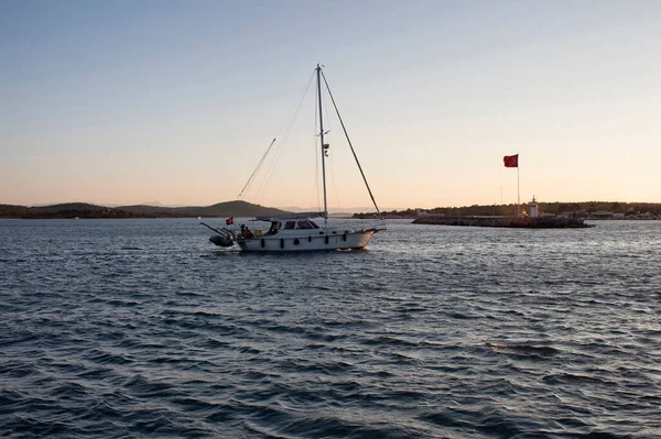 Άποψη Ιστιοφόρου Αιγαιοπελαγίτικου Πελάγους Και Τοπίου Στο Νησί Κούντα Αλιμπέι — Φωτογραφία Αρχείου