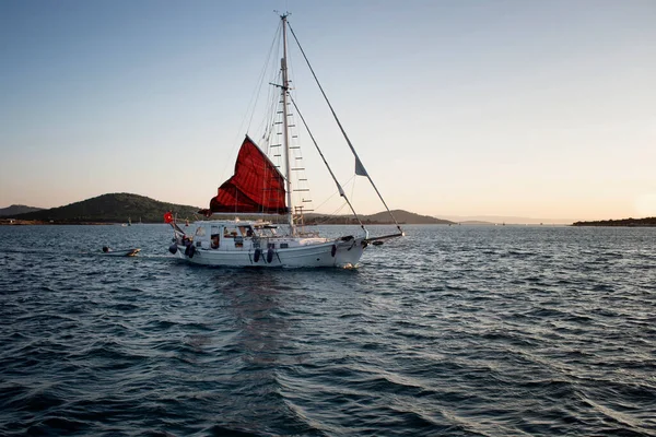 Άποψη Ιστιοφόρου Αιγαιοπελαγίτικου Πελάγους Και Τοπίου Στο Νησί Κούντα Αλιμπέι — Φωτογραφία Αρχείου