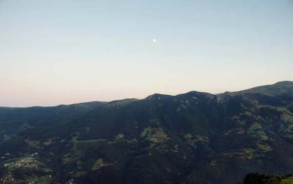 Vista Montañas Bosque Luna Cielo Despejado Valle Creando Una Hermosa —  Fotos de Stock