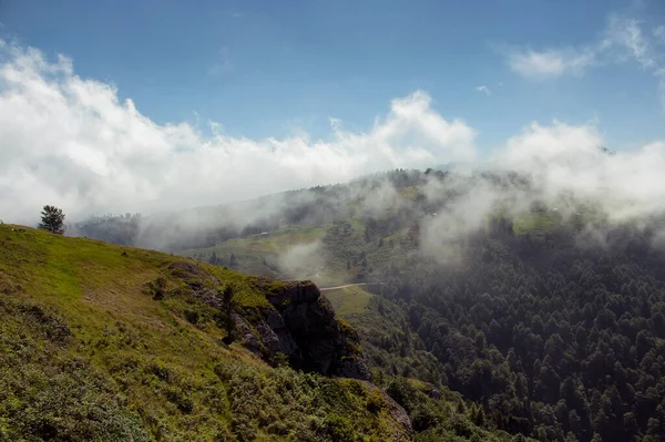 Vista Aldea Meseta Alta Bosque Montaña Niebla Creando Hermosa Escena —  Fotos de Stock