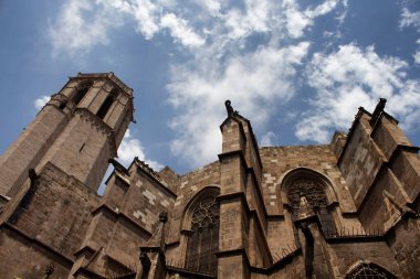 Tarihi, ünlü Barselona katedralinin alt manzarası. 15. yüzyıl Gotik katedrali ve Barselona, Katalonya, İspanya Başpiskoposluğu 'nun merkezi. Güneşli bir yaz günü..