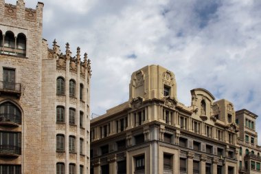 Barcelona 'da İspanyol / Katalan mimari tarzını gösteren tarihi, geleneksel, tipik binaların manzarası. Bu bir yaz günü..