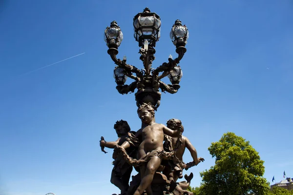 Történelmi Utcai Lámpa Készült Gyermek Szobrok Pont Alexandre Iii Párizsban — Stock Fotó