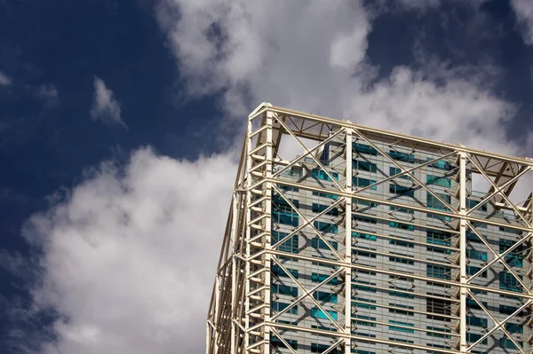 Vista Edificio Moderno Interesante Con Fondo Azul Nublado Barcelona Día — Foto de Stock