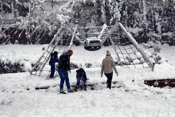 子供連れの家族は イスタンブールの マッカ デモクラシ サナートパーク と呼ばれる公園で雪の中で遊んで楽しんでいます — ストック写真