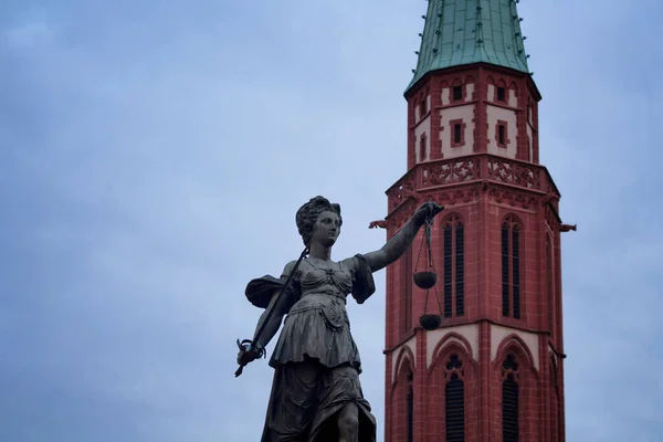 Vista Uma Estátua Justiça Praça Histórica Romerberg Frankfurt Igreja Gótica — Fotografia de Stock