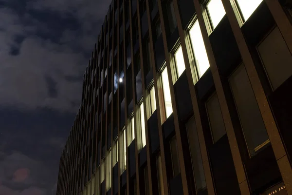 Vista Nocturna Fachada Edificio Moderno Frankfurt Las Nubes Luna Llena — Foto de Stock