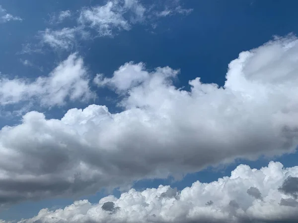 Vista Nubes Densas Pesadas Grandes Cielo Azul — Foto de Stock