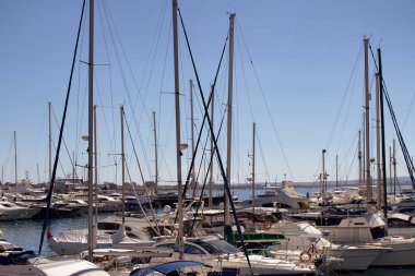 Palma de Mallorca marinasında park etmiş birçok yatın görüntüsü. Batı Akdeniz 'de, İspanya' nın Mayorka adasının merkezi ve tatil beldesi..