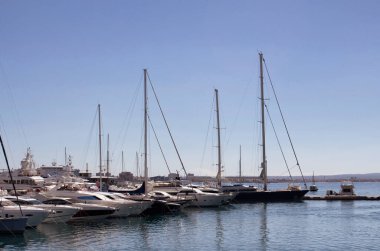 Palma de Mallorca marinasında park etmiş birçok yatın görüntüsü. Batı Akdeniz 'de, İspanya' nın Mayorka adasının merkezi ve tatil beldesi..