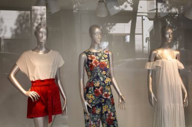 Yaz kıyafetleri ile pencere gösterimini sakla.