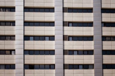 Modern binanın manzarasını kapat.