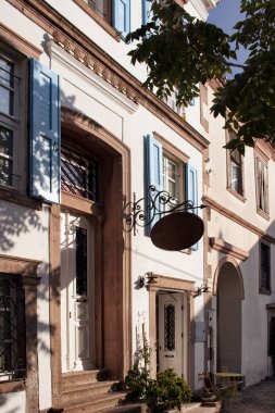 Cunda (Alibey) adasındaki eski, tarihi, tipik taş ev manzarası. Görüntü Ege mimari tarzını gösteriyor. Güneşli bir yaz günü..