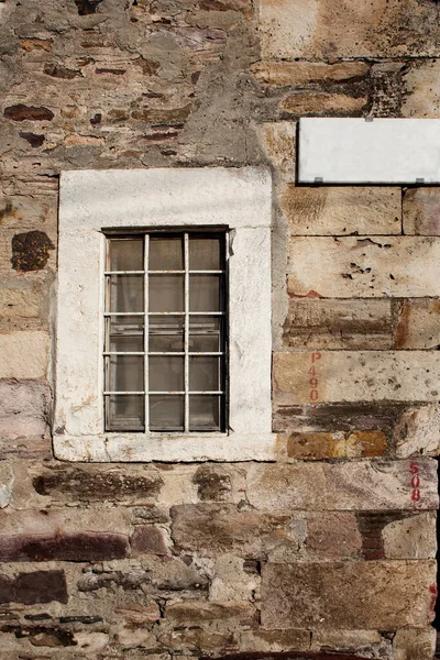 Kilátás Ablakok Utcanévtáblák Egy Kőfalon Cunda Alibey Szigeten — Stock Fotó