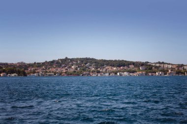 İstanbul 'da güneşli bir yaz gününde İstanbul ve Avrupa tarafının manzarası. Görüntü, Asya tarafında Kanlica / Beykoz adı verilen bir mahalle..