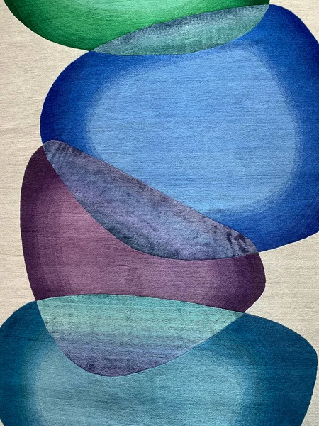 Organik, geometrik şekilli renkli halının yakın görüntüsü.