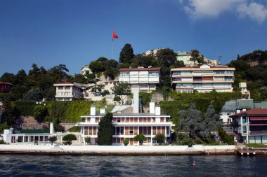 İstanbul 'un Asya yakasındaki İstanbul Boğazı' nın manzaralı evleri. Güneşli bir yaz günü..