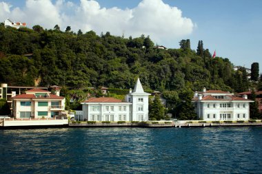İstanbul 'un Asya yakasındaki İstanbul Boğazı' nın tarihi, eski Türk / Osmanlı evleri manzaralı. Güneşli bir yaz günü..