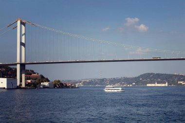 İstanbul 'un Avrupa ve Asya taraflarında bir tur teknesi, Boğaz köprüsü manzarası.