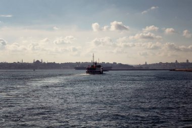 Güneşli bir yaz gününde feribot, İstanbul Boğazı ve İstanbul 'un Avrupa yakasının manzarası.