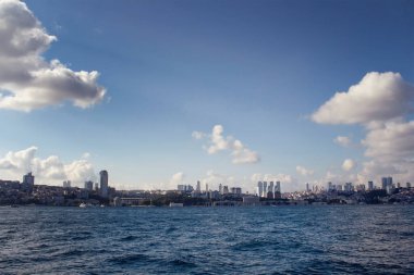 İstanbul 'un Avrupa tarafına İstanbul Boğazı' ndaki bir tekneden bakmak.