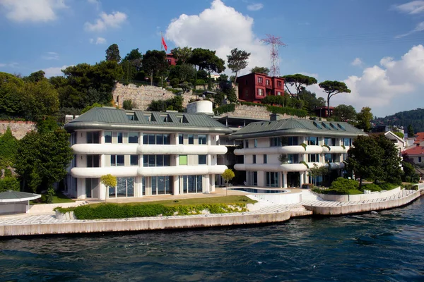 İstanbul 'un Asya yakasındaki İstanbul Boğazı' nın manzaralı evleri. Güneşli bir yaz günü..