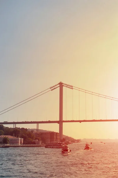 Вид Паромы Туристические Лодки Босфоре Стамбуле Мост Находится Поле Зрения — стоковое фото