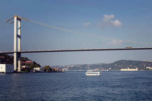 Vista Barco Turismo Puente Del Bósforo Lados Europeos Asiáticos Estambul — Foto de Stock
