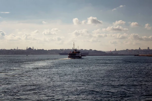 Vista Barco Ferry Público Estreito Bósforo Lado Europeu Istambul Dia — Fotografia de Stock