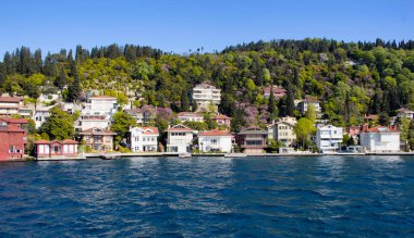 İstanbul 'un Asya yakasında tekne turundan bir mahalle manzarası