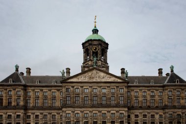 Amsterdam 'daki Kraliyet Sarayı manzarası. Dam Meydanı 'nın batı tarafında, Amsterdam' ın merkezinde, Savaş Anıtı 'nın karşısında ve Nieuwe Kerk' ün yanında yer alır..
