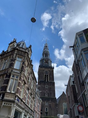 Westerkerk kilisesinin ve Amsterdam 'daki geleneksel binaların alt manzarası. Güneşli bir yaz günü. 1620 ve 1631 yılları arasında inşa edilmiş bir Protestan kilisesidir.