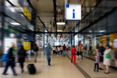Amsterdam Centraal adlı ana tren istasyonunda yürüyen insanların bulanık görüntüsü. Büyük bir uluslararası demiryolu merkezi, günde 162 bin yolcu tarafından kullanılıyor. Ulaşım kavramı.