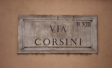 Roma 'daki sokak tabelasının (Via Corsini) görüntüsü.