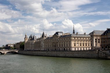 Paris şehir manzarası ve yazın bulutlu gökyüzü ile Seine Nehri