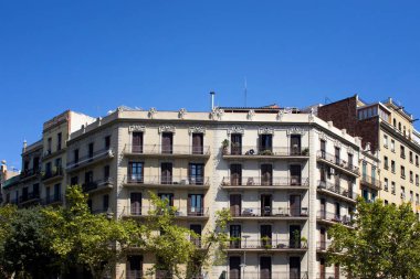 Barcelona 'da İspanyol / Katalan mimari tarzını gösteren geleneksel, tarihi, tipik yerleşim yerleri manzarası. Güneşli bir yaz günü..