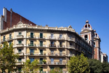 Barcelona 'da İspanyol / Katalan mimari tarzını gösteren geleneksel, tarihi, tipik yerleşim yerleri manzarası. Güneşli bir yaz günü..