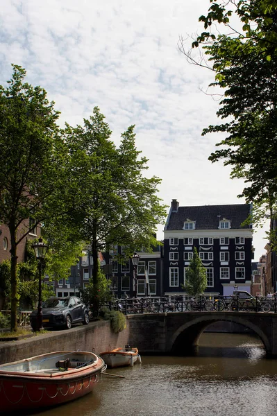 View Canal Parked Boats Bicycles Trees Stone Bridge Historical Traditional — Stock Photo, Image