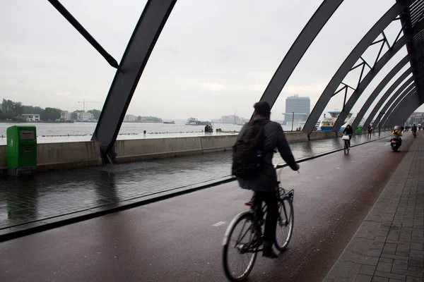 Нечеткое Изображение Человека Велосипеде Задней Части Центрального Железнодорожного Вокзала Амстердама — стоковое фото
