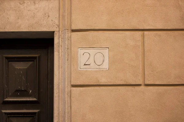 Eingravierte Hausnummer Rom — Stockfoto