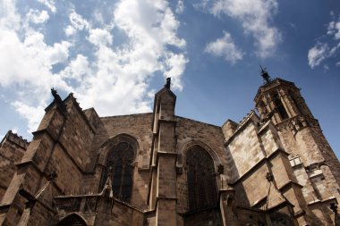 Tarihi, ünlü Barselona katedralinin alt manzarası. 15. yüzyıl Gotik katedrali ve Barselona, Katalonya, İspanya Başpiskoposluğu 'nun merkezi. Güneşli bir yaz günü..