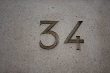 Taştan yüzey / duvar üzerinde 34 numaralı bina görüntüsü (34).