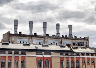 Moskova 'daki Moskva nehri kıyısındaki fabrika bulutlu bir sonbahar gününde.